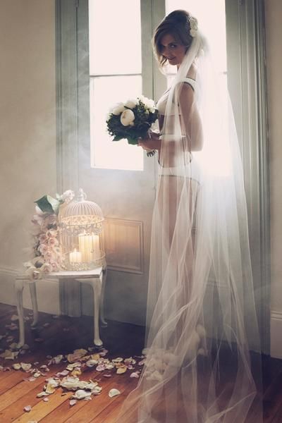 Romantic and Enchanting: A Bride in a Veil and Lingerie!にて紹介している画像