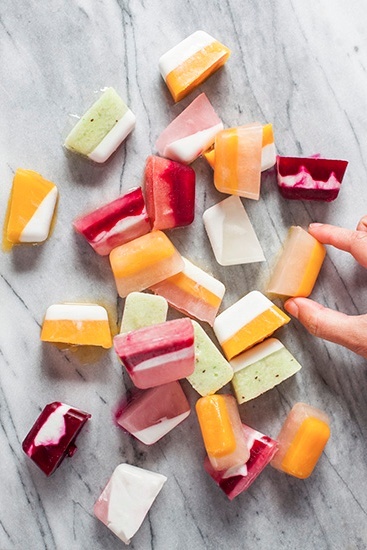 "Summer Hospitality: Be Captivated by the Beauty of Ice Cubes with Arranged Fruits and Flowers!"にて紹介している画像