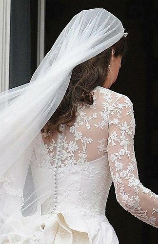 This Year's Trend: Become a Noble Bride with an Elegant Nude Lace Wedding Dress ☆にて紹介している画像