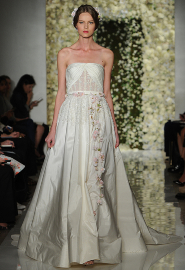 This Year's Trend: Become a Noble Bride with an Elegant Nude Lace Wedding Dress ☆にて紹介している画像