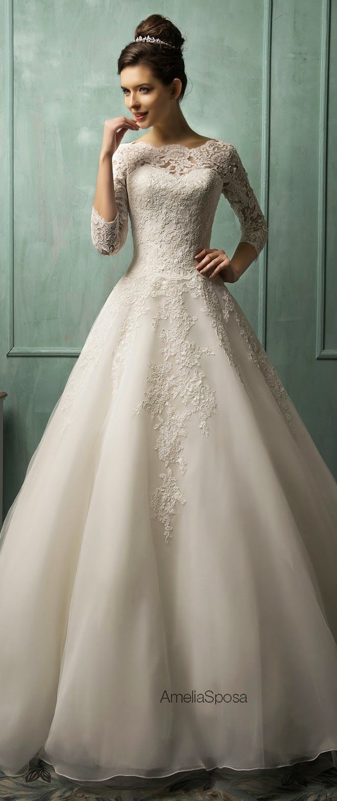 This Year's Trend: Become a Noble Bride with an Elegant Nude Lace Wedding Dress ☆にて紹介している画像
