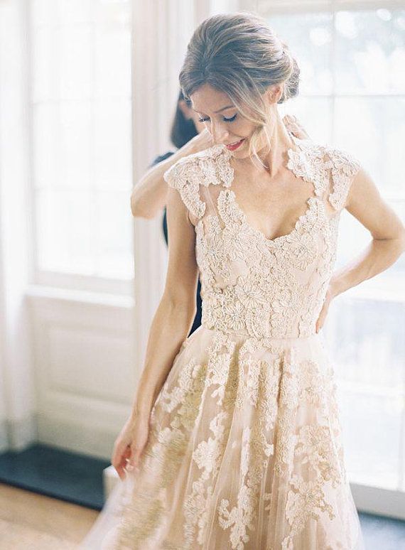 This Year's Trend: Become a Noble Bride with an Elegant Nude Lace Wedding Dress ☆にて紹介している画像