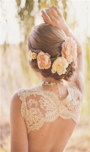 This Year's Trend: Become a Noble Bride with an Elegant Nude Lace Wedding Dress ☆にて紹介している画像