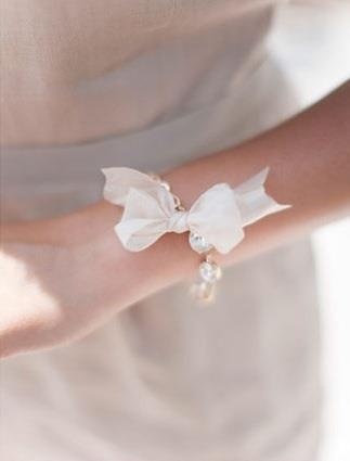 腕に光るビジューが可愛い♡きゅんとするデザインのブレスレットをあつめました♡にて紹介している画像