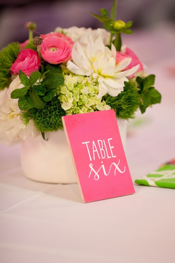 Cute Table Setting Ideas with Vibrant Neon Colors ♡にて紹介している画像