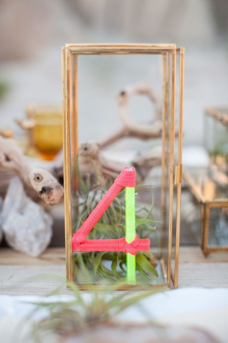 Cute Table Setting Ideas with Vibrant Neon Colors ♡にて紹介している画像