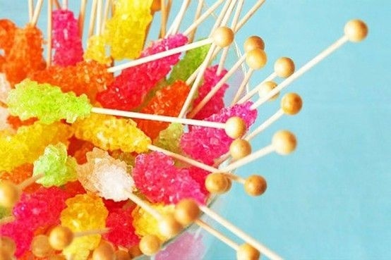 Cute Table Setting Ideas with Vibrant Neon Colors ♡にて紹介している画像
