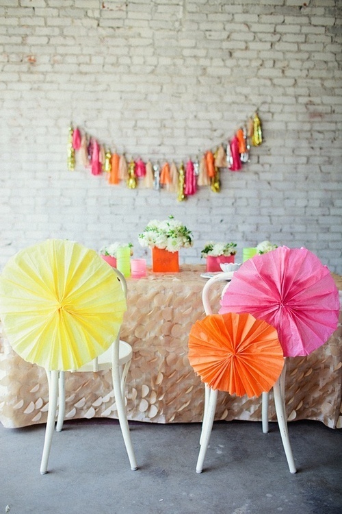 Cute Table Setting Ideas with Vibrant Neon Colors ♡にて紹介している画像