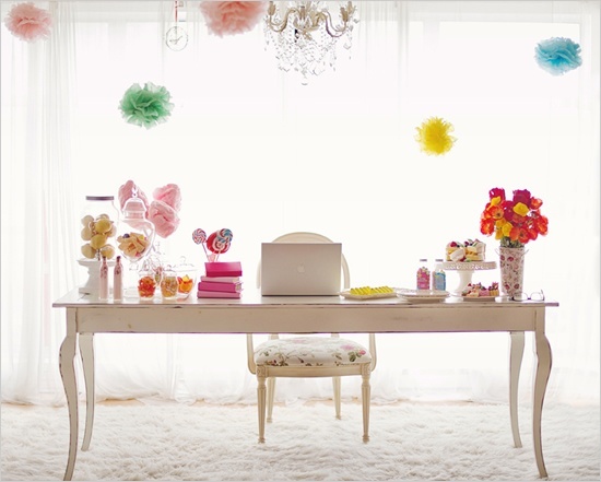 Cute Table Setting Ideas with Vibrant Neon Colors ♡にて紹介している画像