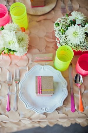 Cute Table Setting Ideas with Vibrant Neon Colors ♡にて紹介している画像