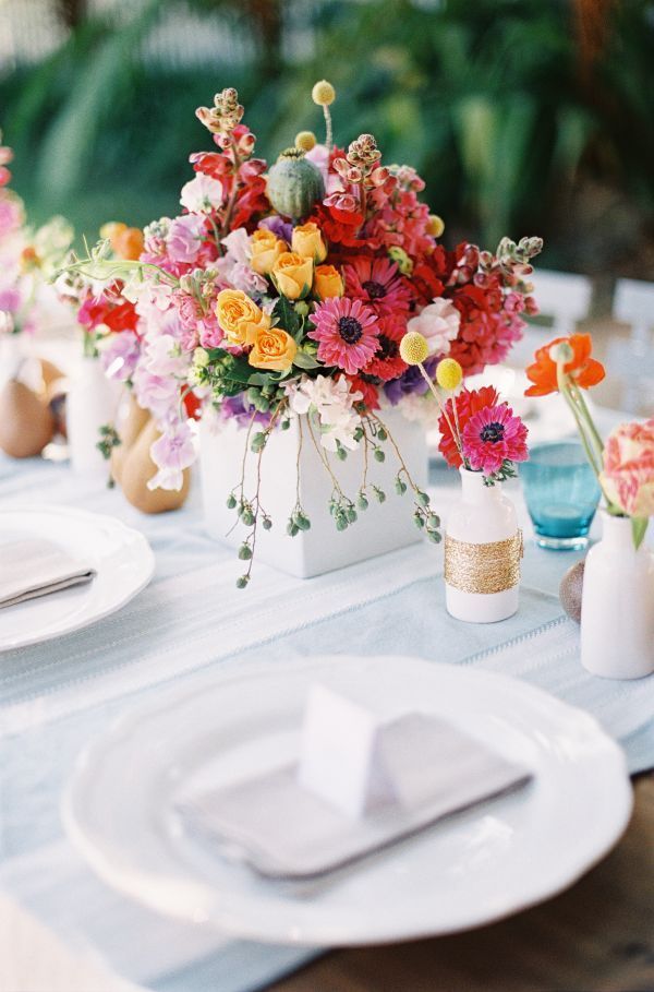 Cute Table Setting Ideas with Vibrant Neon Colors ♡にて紹介している画像