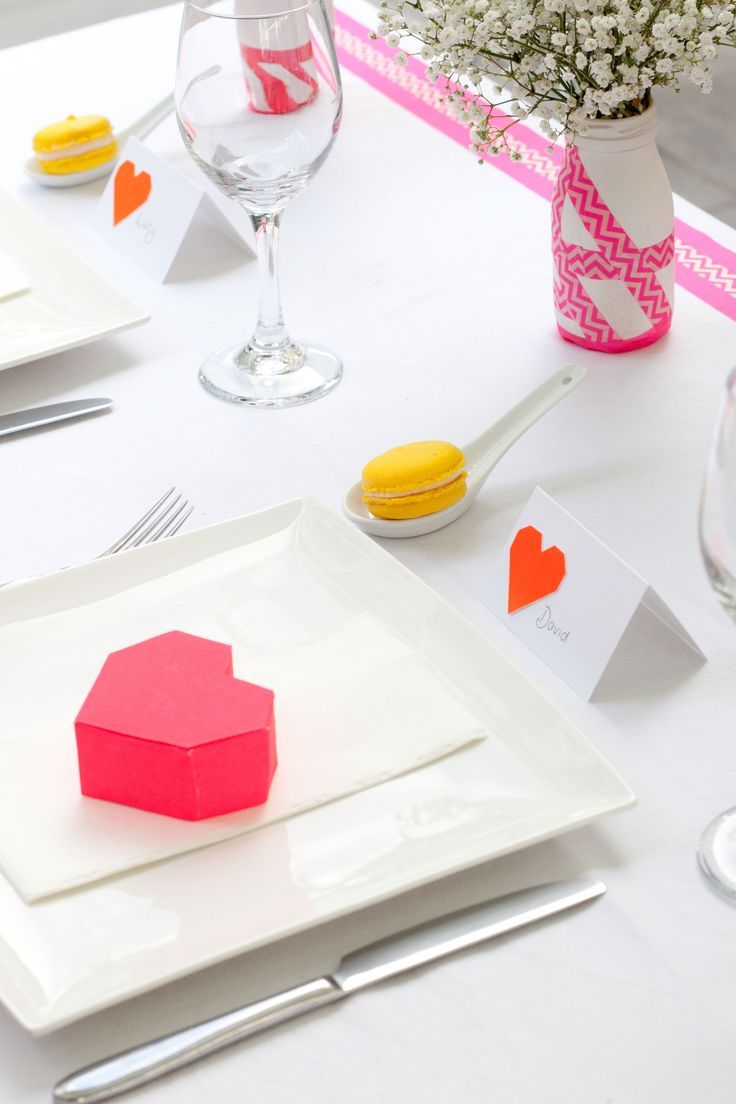Cute Table Setting Ideas with Vibrant Neon Colors ♡にて紹介している画像