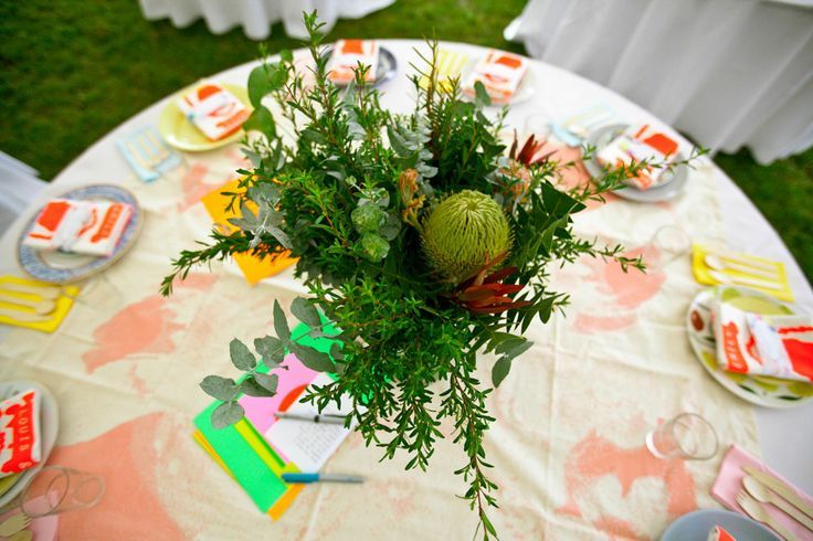 Cute Table Setting Ideas with Vibrant Neon Colors ♡にて紹介している画像