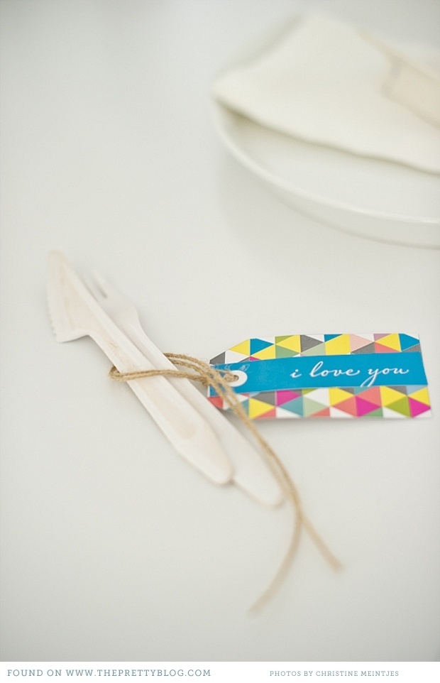Cute Table Setting Ideas with Vibrant Neon Colors ♡にて紹介している画像