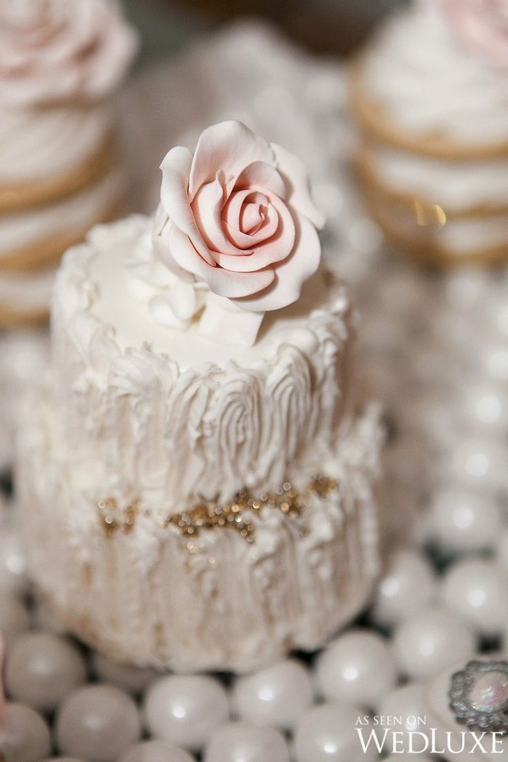 So Cute You Can't Eat It! Adorable Miniature Wedding Cakes ♡にて紹介している画像