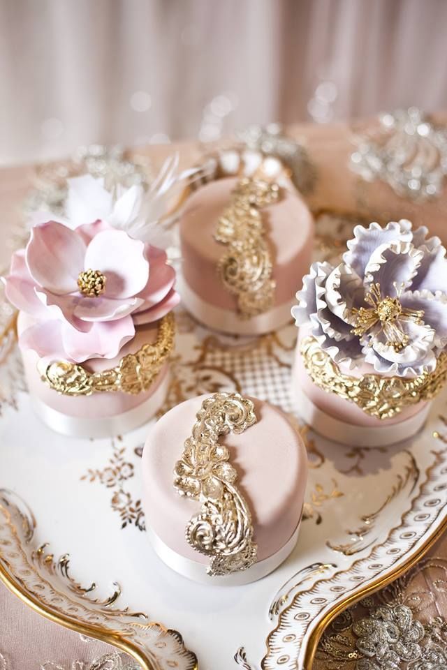 So Cute You Can't Eat It! Adorable Miniature Wedding Cakes ♡にて紹介している画像