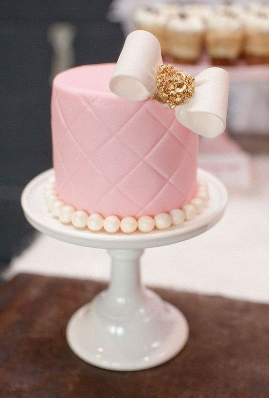 So Cute You Can't Eat It! Adorable Miniature Wedding Cakes ♡にて紹介している画像
