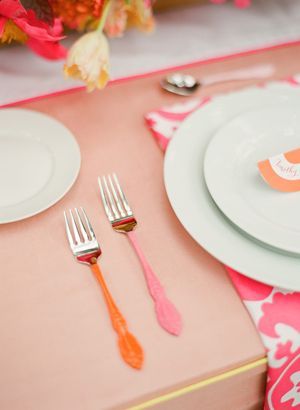Cute Table Setting Ideas with Vibrant Neon Colors ♡にて紹介している画像