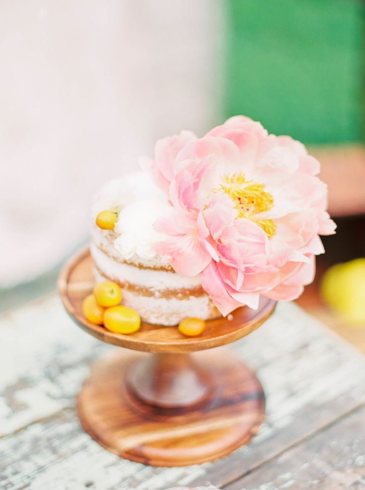 So Cute You Can't Eat It! Adorable Miniature Wedding Cakes ♡にて紹介している画像