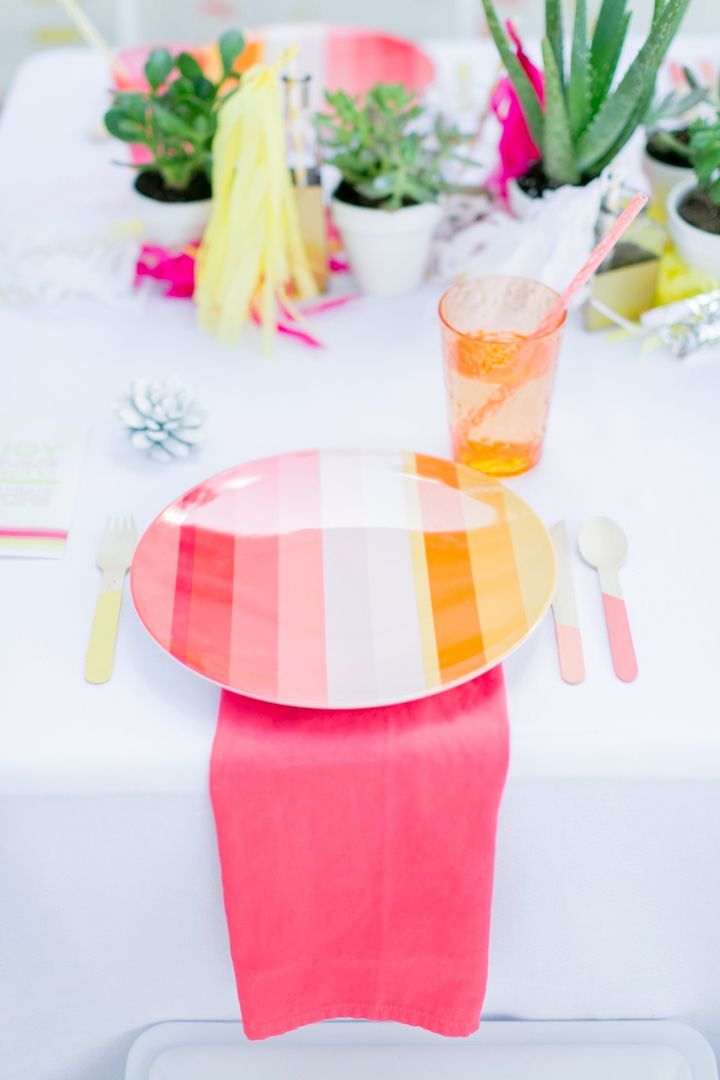 Cute Table Setting Ideas with Vibrant Neon Colors ♡にて紹介している画像