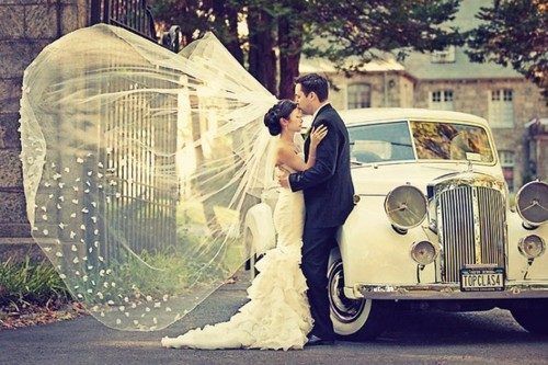 Romantic Wedding Photos with Stylish Vintage Cars ♡にて紹介している画像