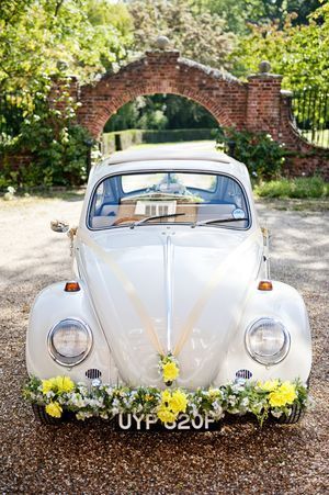 Romantic Wedding Photos with Stylish Vintage Cars ♡にて紹介している画像