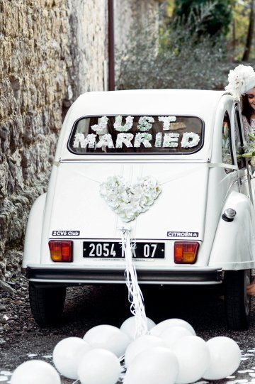 Romantic Wedding Photos with Stylish Vintage Cars ♡にて紹介している画像