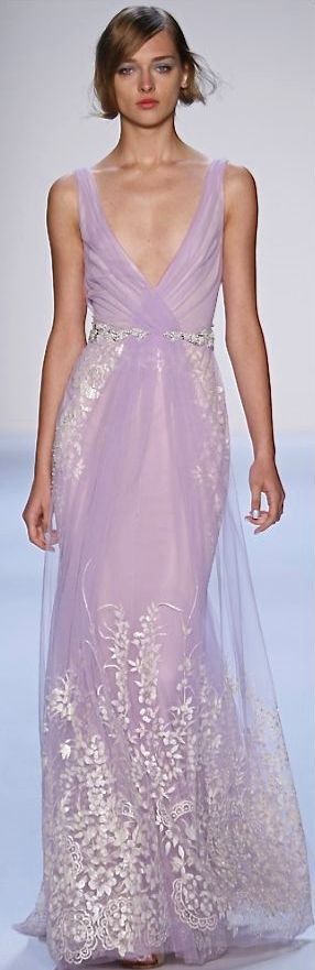 ジューンブライドに合わせて♡紫陽花色のカラードレス１０選！にて紹介している画像