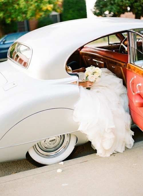 Romantic Wedding Photos with Stylish Vintage Cars ♡にて紹介している画像
