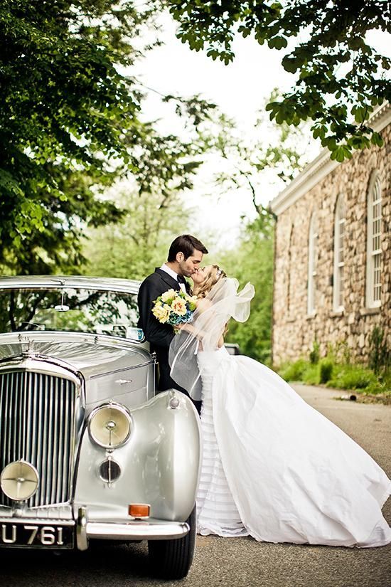Romantic Wedding Photos with Stylish Vintage Cars ♡にて紹介している画像