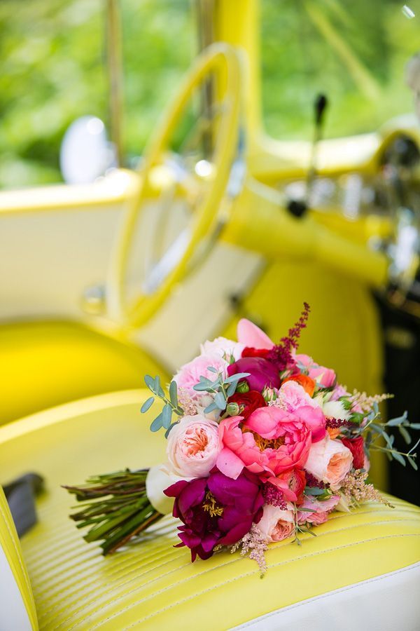 Romantic Wedding Photos with Stylish Vintage Cars ♡にて紹介している画像