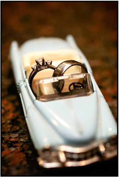Romantic Wedding Photos with Stylish Vintage Cars ♡にて紹介している画像