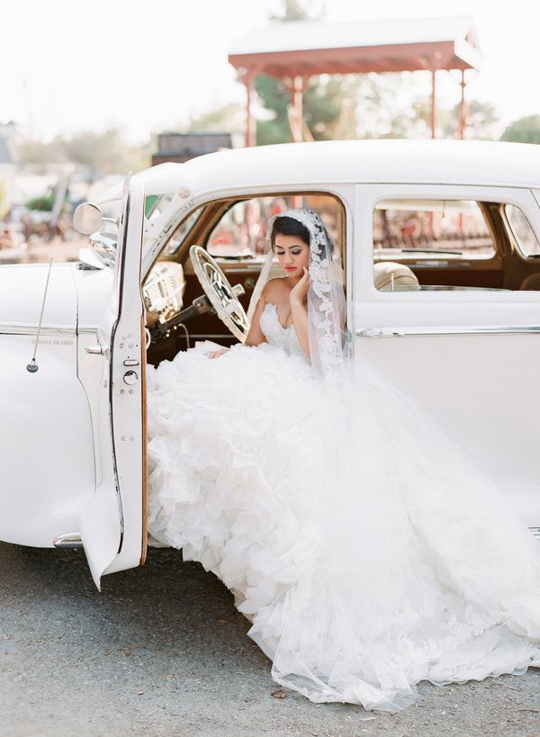Romantic Wedding Photos with Stylish Vintage Cars ♡にて紹介している画像