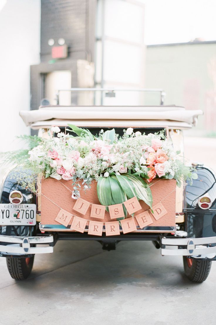 Romantic Wedding Photos with Stylish Vintage Cars ♡にて紹介している画像