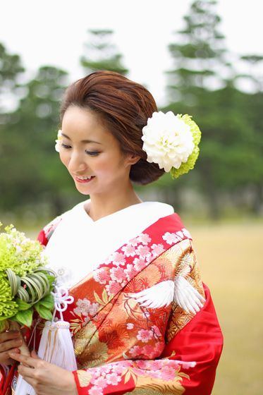 "Lovely Kimono Weddings: A Collection of Adorable Uchikake and Hairstyle Arrangements"にて紹介している画像