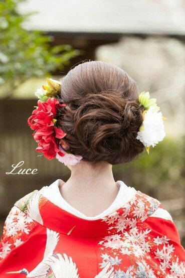 "Lovely Kimono Weddings: A Collection of Adorable Uchikake and Hairstyle Arrangements"にて紹介している画像