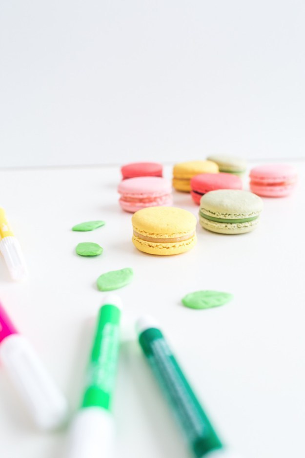 Dress Up Your Sweets: Cute DIY Macaron Recipe ♡にて紹介している画像