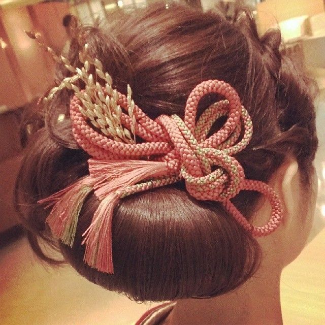 "Lovely Kimono Weddings: A Collection of Adorable Uchikake and Hairstyle Arrangements"にて紹介している画像