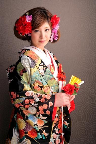 "Lovely Kimono Weddings: A Collection of Adorable Uchikake and Hairstyle Arrangements"にて紹介している画像