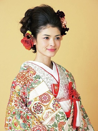 "Lovely Kimono Weddings: A Collection of Adorable Uchikake and Hairstyle Arrangements"にて紹介している画像