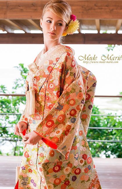 "Lovely Kimono Weddings: A Collection of Adorable Uchikake and Hairstyle Arrangements"にて紹介している画像