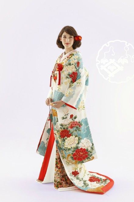 "Lovely Kimono Weddings: A Collection of Adorable Uchikake and Hairstyle Arrangements"にて紹介している画像