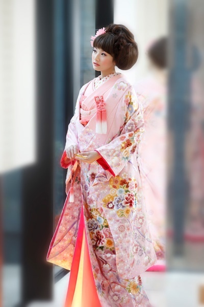 "Lovely Kimono Weddings: A Collection of Adorable Uchikake and Hairstyle Arrangements"にて紹介している画像