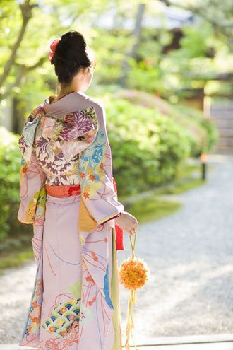 "Lovely Kimono Weddings: A Collection of Adorable Uchikake and Hairstyle Arrangements"にて紹介している画像