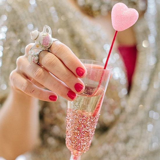 Dressing Up Champagne Glasses for Toasts: A Special Feature of Glass Dress Ideas ♩にて紹介している画像