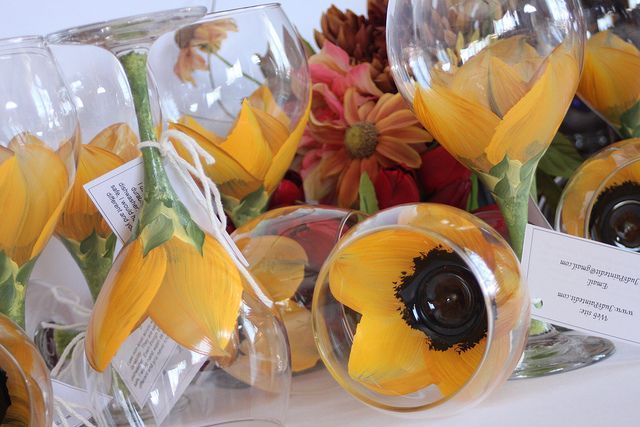 Dressing Up Champagne Glasses for Toasts: A Special Feature of Glass Dress Ideas ♩にて紹介している画像