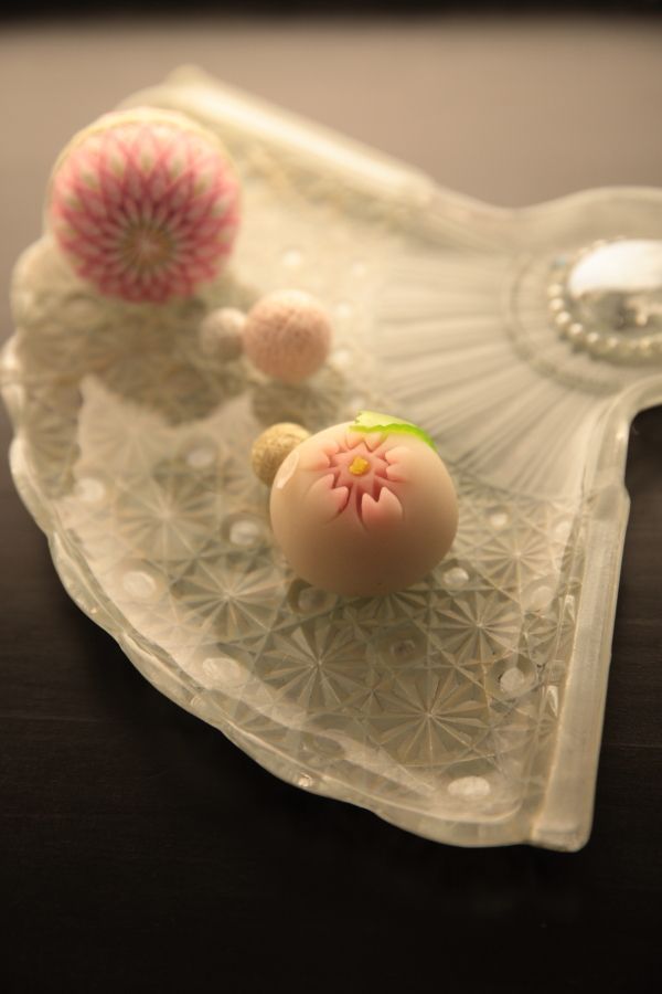 Artistry in Tradition: Exquisite and Adorable Handcrafted Wagashiにて紹介している画像