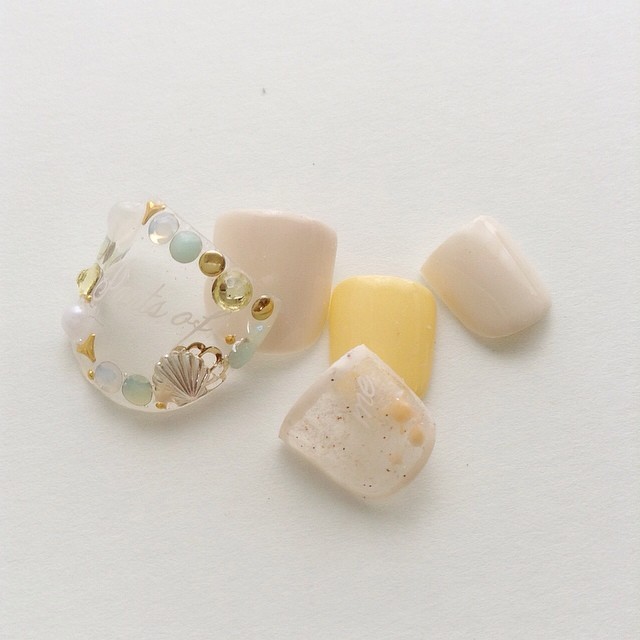 Captivated by Self-Designed "Shell Nails" that Capture Summer in a Bottle!にて紹介している画像