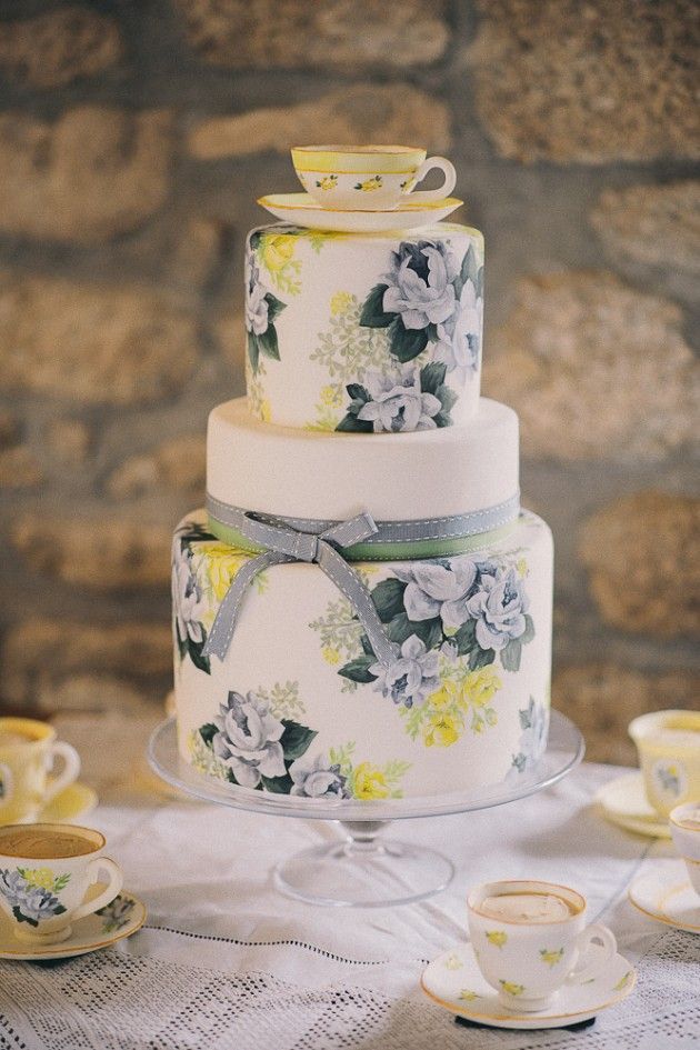Stylish Wedding Cake with Paint Art: Original Designs Just as You Imagined!にて紹介している画像