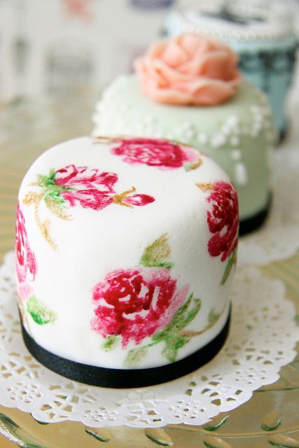 Stylish Wedding Cake with Paint Art: Original Designs Just as You Imagined!にて紹介している画像
